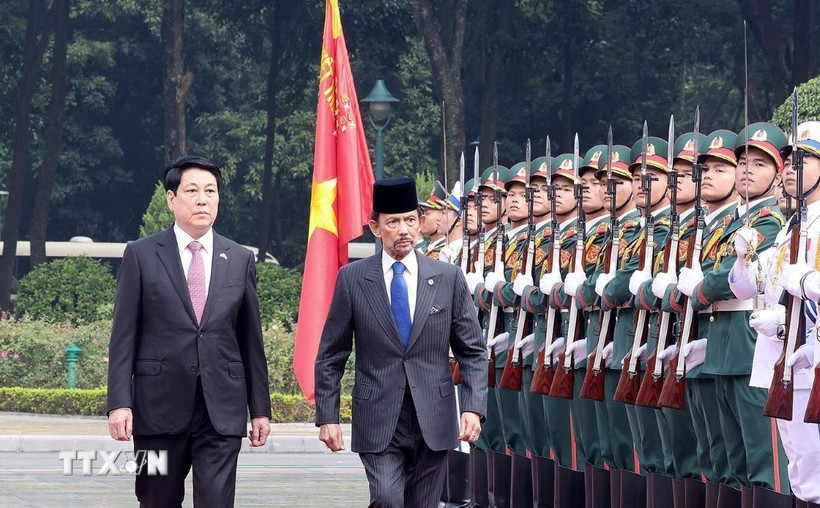 Chủ tịch nước Lương Cường và Quốc vương Brunei Darussalam Haji Hassanal Bolkiah duyệt Đội danh dự Quân đội nhân dân Việt Nam. (Ảnh: Lâm Khánh/TTXVN)