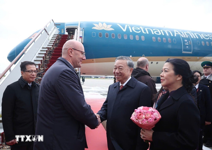 Phó Thủ tướng Nga Dmitry Chernyshenko tiễn Tổng Bí thư Tô Lâm và Phu nhân tại sân bay Vnukovo 2, thủ đô Moskva. (Ảnh: Thống Nhất/TTXVN)
