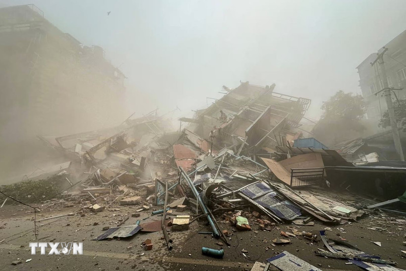 Tòa nhà bị phá hủy trong trận động đất kinh hoàng ở Mandalay, Myanmar, ngày 28/3/2025. (Ảnh: Getty Images/TTXVN)