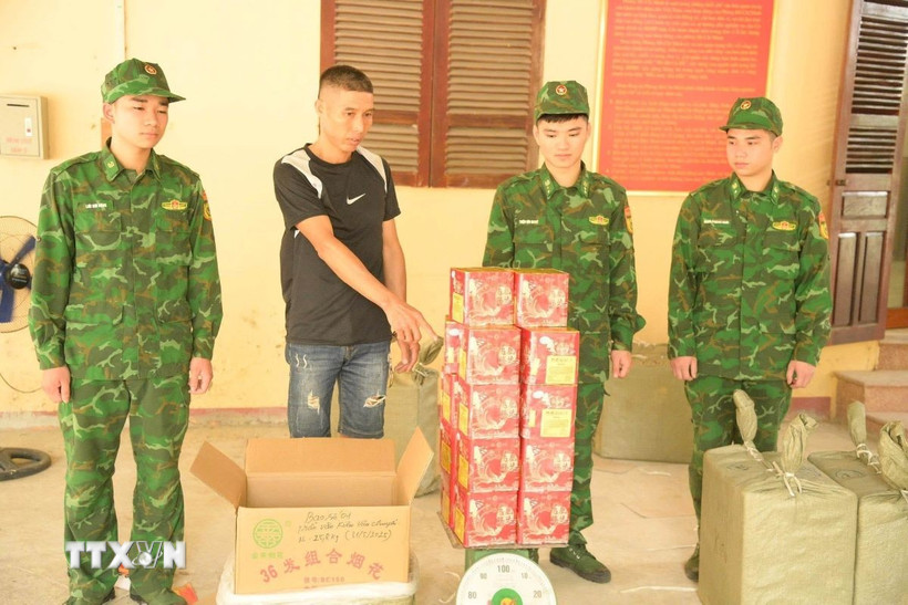 Số pháo nổ nhập lậu trái phép được lực lượng Bộ đội Biên phòng Lạng Sơn thu giữ. (Ảnh: TTXVN phát)