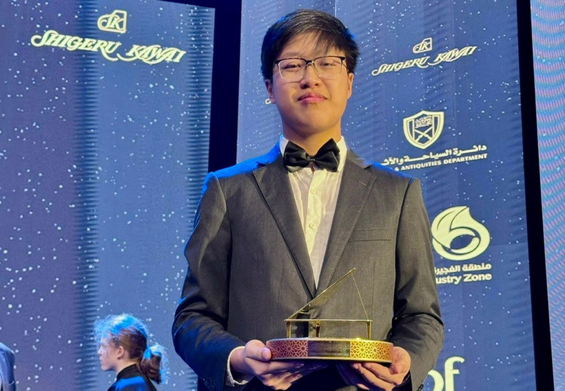 Nguyễn Đức Kiên cùng giải thưởng danh giá.