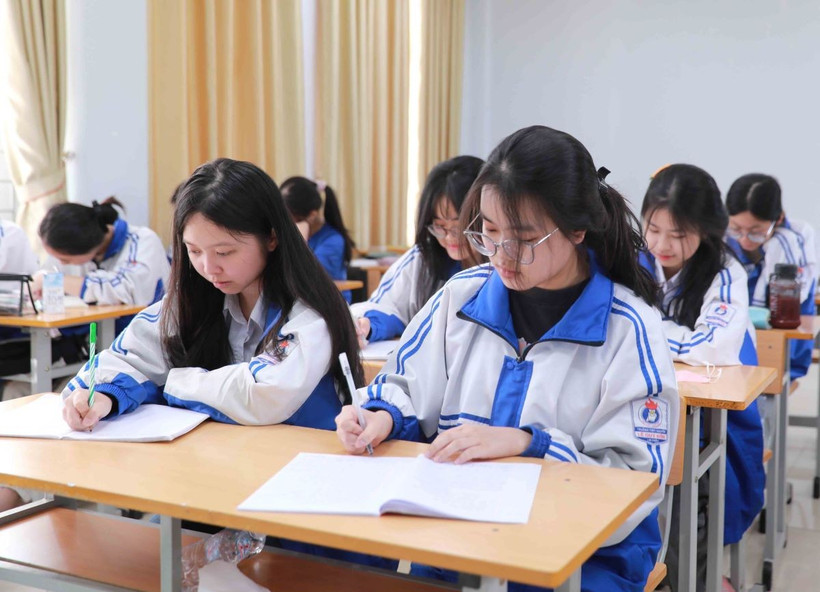 Giờ học ôn tập của học sinh lớp 12. (Ảnh: Quý Trung/TTXVN)