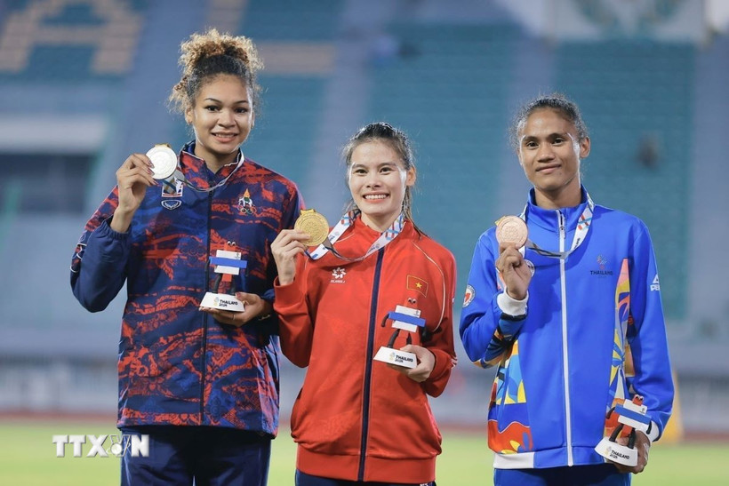 Nguyễn Thi Ngoc atléta bravúrosan megnyerte a női 400 méteres versenyt, és ezzel a SEA Games 33 bajnoka lett. (Fotó: Minh Quyet/VNA)