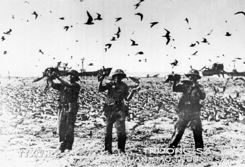 Chiến sỹ đảo Chim (quần đảo Trường Sa) canh gác bảo vệ đảo. (Ảnh: Tư liệu TTXVN)