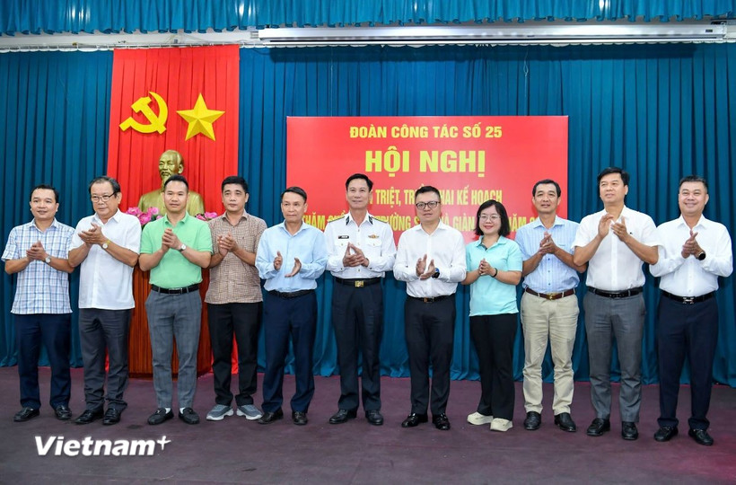 Các đại biểu tại hội nghị quán triệt, giao nhiệm vụ cho Đoàn công tác số 25 đi thăm Quần đảo Trường Sa và nhà giàn DK1 năm 2025. (Ảnh: Thành Đạt/Vietnam+)