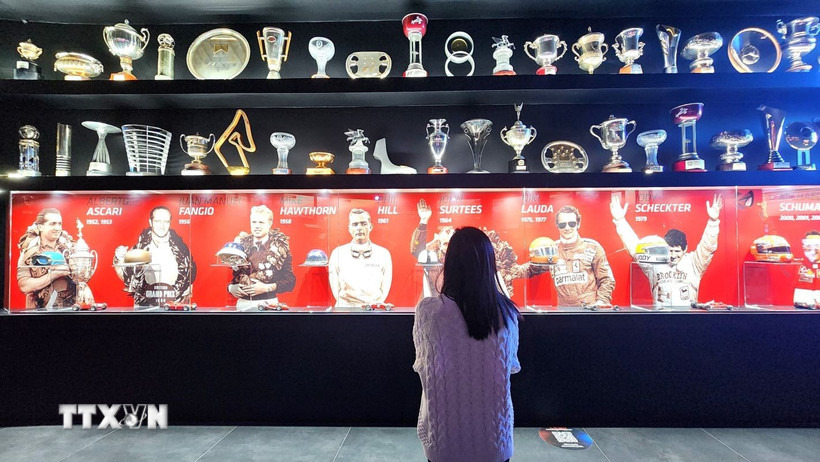 Du khách tham quan phòng truyền thống của bảo tàng Ferrari. (Ảnh: Thanh Hải/TTXVN)