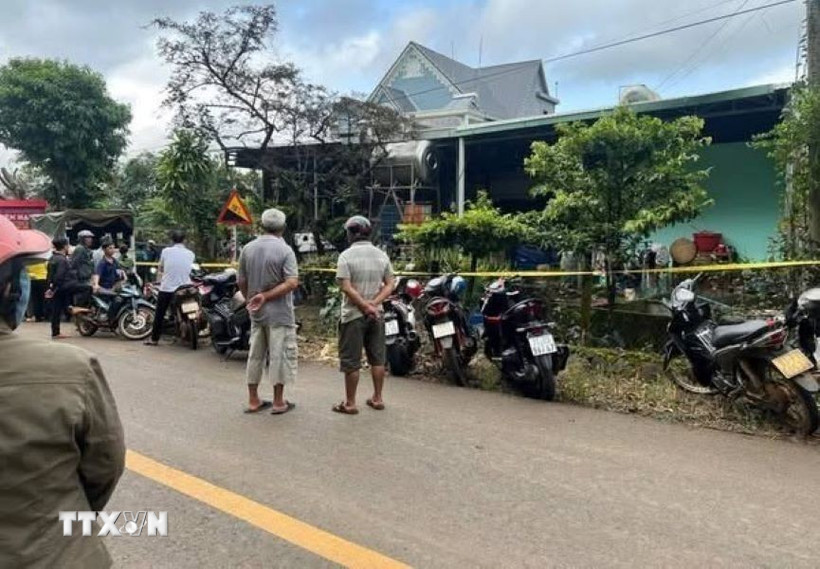 Cảnh sát phong tỏa hiện trường, điều tra làm rõ vụ án mạng nghiêm trọng. (Ảnh: Đậu Tất Thành/TTXVN)