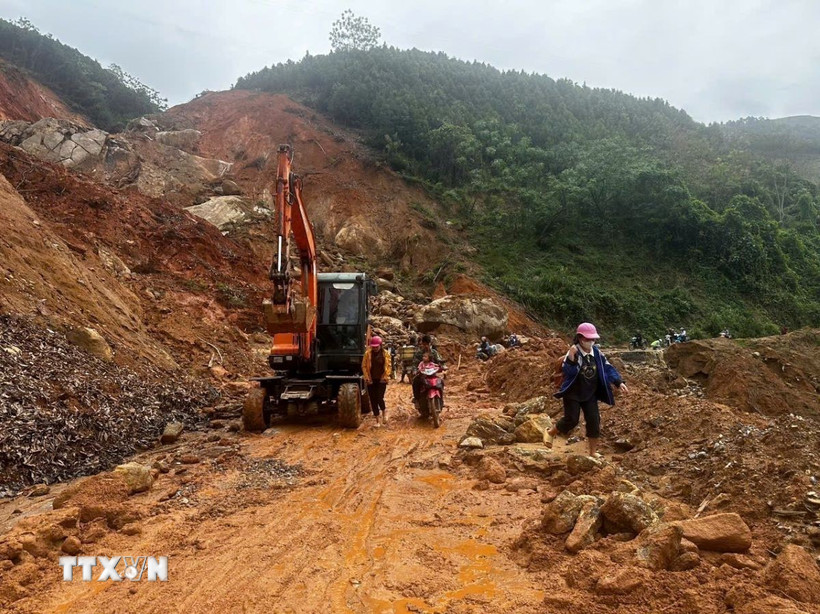 Lực lượng chức năng đã đưa máy móc đến khắc phục các điểm sạt lở trên tuyến tỉnh lộ 160, huyện Bắc Hà, Lào Cai. (Ảnh: TTXVN phát)