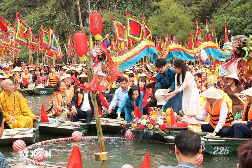 Nghi lễ rước nước truyền thống là thủ tục quan trọng tại Lễ hội. (Ảnh: Đức Phương/TTXVN)