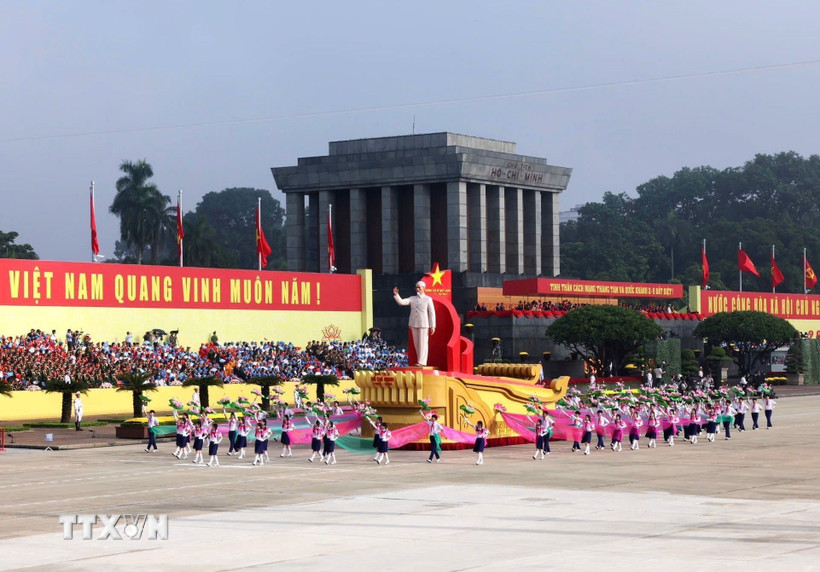 Xe rước chân dung Chủ tịch Hồ Chí Minh. (Ảnh: Phạm Kiên/TTXVN)