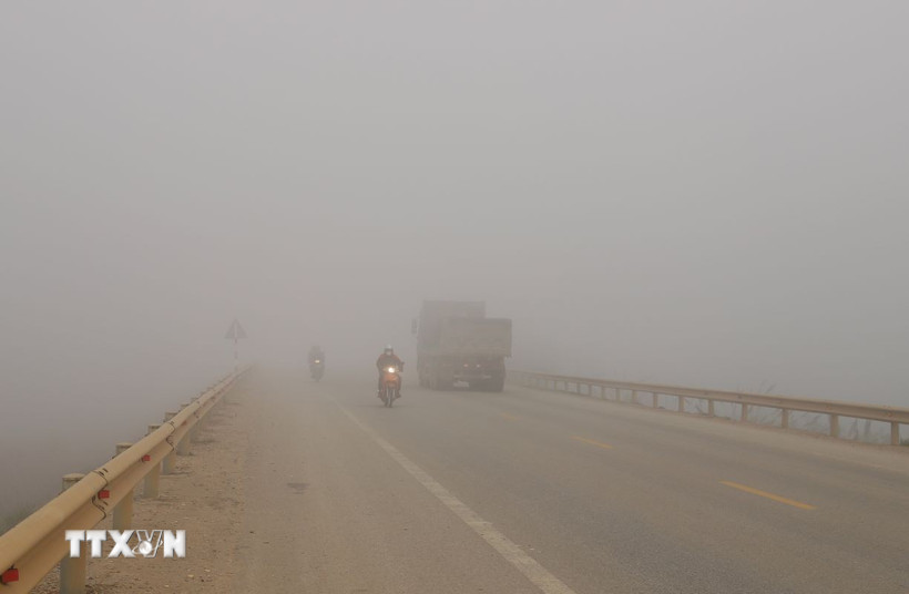 Bắc Bộ và Trung Bộ sáng sớm có sương mù. (Ảnh: Xuân Tiến/TTXVN)