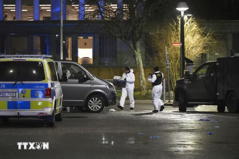 Lực lượng khẩn cấp điều tra tại hiện trường vụ nổ súng ở trường học Risbergska thuộc thành phố Orebro. (Ảnh: AP/TTXVN)