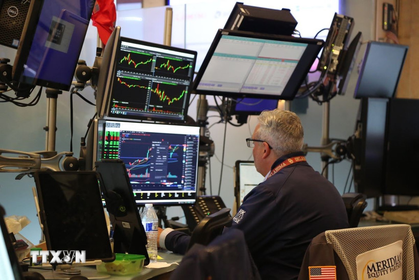 Giao dịch viên tại Sàn chứng khoán New York, Mỹ. (Ảnh: THX/TTXVN)