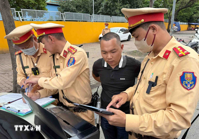 CSGT cung cấp hình ảnh chứng minh lỗi vi phạm dừng đón trả khách sai quy định cho tài xế xe khách. (Ảnh: Phạm Kiên/TTXVN)