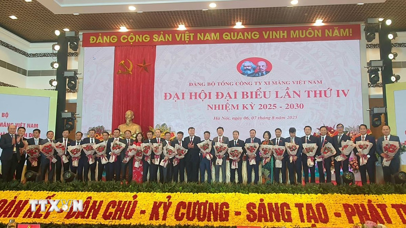 Ban Chấp hành Đảng bộ Tổng công ty Ximăng Việt Nam nhiệm kỳ 2025-2030 ra mắt Đại hội. (Ảnh: Chu Thanh Vân/TTXVN)