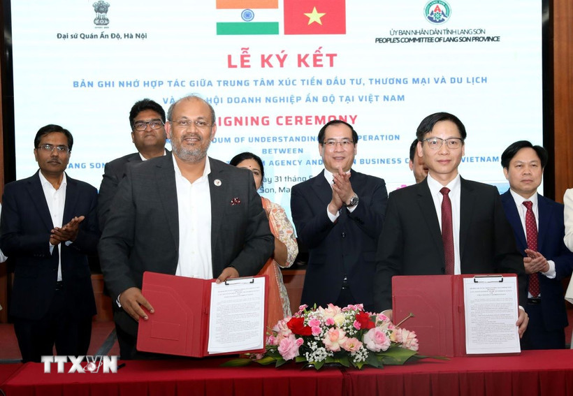 Lãnh đạo Trung tâm Xúc tiến Đầu tư, Thương mại và Du lịch tỉnh Lạng Sơn cùng Hiệp hội Doanh nghiệp Ấn Độ tại Việt Nam ký kết Bản ghi nhớ hợp tác phát triển đầu tư, thương mại và du lịch. (Ảnh: Văn Đạt/TTXVN)