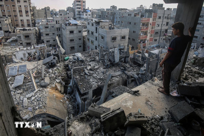 Những ngôi nhà của người Palestine bị phá huỷ sau vụ không kích của Israel xuống trại tị nạn al-Shati, phía Tây thành phố Gaza, ngày 4/7/2025. (Ảnh: THX/TTXVN)