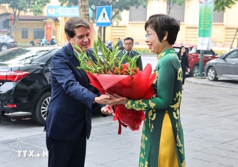 Tổng giám đốc TTXVN Vũ Việt Trang và Chủ tịch Prensa Latina Jorge Leganõa Alonso. (Ảnh: Minh Đức/TTXVN)