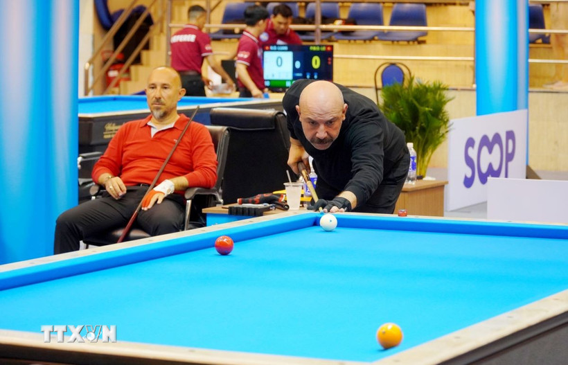 Cơ thủ Secer Zahir (Thổ Nhỹ Kỳ) thi đấu tại World Cup Billiards Carom 3 băng Thành phố Hồ Chí Minh 2025. (Ảnh: Trung Tuyến/TTXVN)