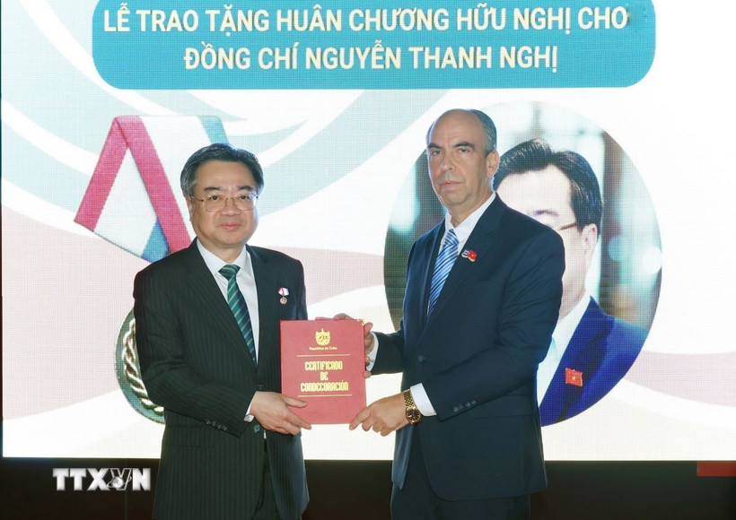 Đại sứ Cuba tại Việt Nam Rogelio Polanco Fuentes trao tặng Huân chương Hữu nghị của Nhà nước Cuba cho ông Nguyễn Thanh Nghị. (Ảnh: Phương Hoa/TTXVN)
