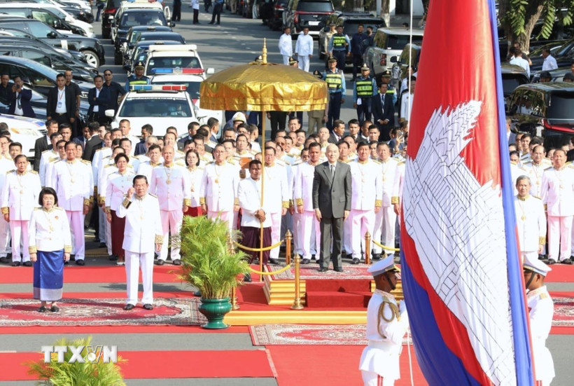 Quốc vương Norodom Sihamoni cùng các lãnh đạo, quan chức cấp cao Campuchia tại lễ thắp đuốc kỷ niệm 72 năm Quốc khánh 9/11 và ngày thành lập Quân đội Hoàng gia Campuchia. (Ảnh: AKP/TTXVN phát)