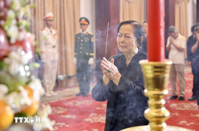 Đại diện gia đình của nguyên Chủ tịch nước Trần Đức Lương tại Thành phố Hồ Chí Minh tại lễ viếng. (Ảnh: Hồng Giang/TTXVN)