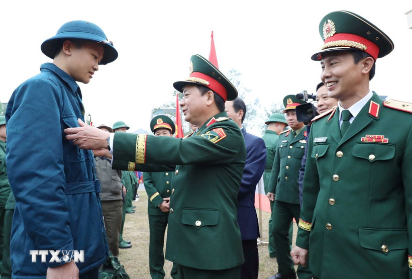 Thượng tướng Trịnh Văn Quyết thăm hỏi, động viên các thanh niên lên đường nhập ngũ tại thành phố Việt Trì. (Ảnh: Tạ Toàn/TTXVN)