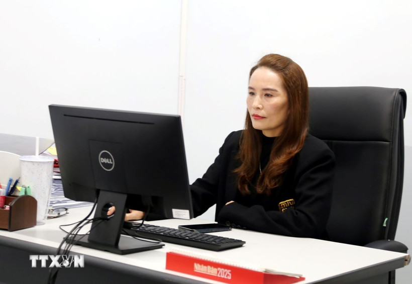 Bà Đinh Thị Minh Thu, Phó Trưởng Ban Dân Vận Huyện ủy Minh Hóa tự nguyện nghỉ hưu trước tuổi 8 năm để việc tinh gọn bộ máy diễn ra thuận lợi, hiệu quả. (Ảnh: Tá Chuyên/TTXVN)