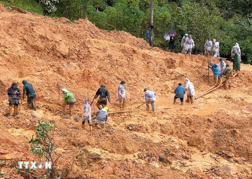 Chính quyền địa phương cùng lực lượng chức năng và người dân khẩn trương tìm kiếm người mất tích. (Ảnh: TTXVN phát)