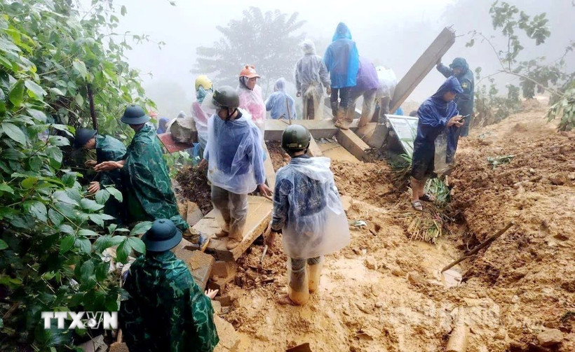 Lực lượng chức năng cùng người dân tổ chức tìm kiếm người mất tích. (Ảnh: TTXVN phát)