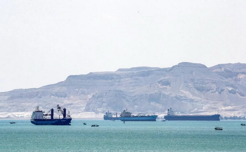 Tàu chở dầu và tàu chở hàng đi qua vùng biển gần cửa Kênh đào Suez. (Nguồn: Getty Images)
