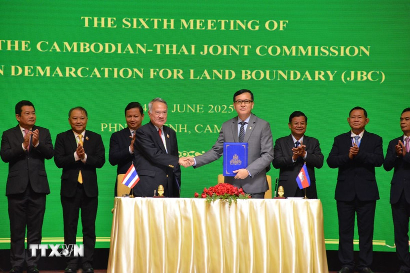 Lễ ký thỏa thuận tại cuộc họp của Ủy ban Biên giới hỗn hợp Thái Lan-Campuchia về phân định ranh giới tại khu vực biên giới hai nước, ở Phnom Penh (Campuchia) ngày 15/6/2025. (Ảnh: THX/TTXVN)