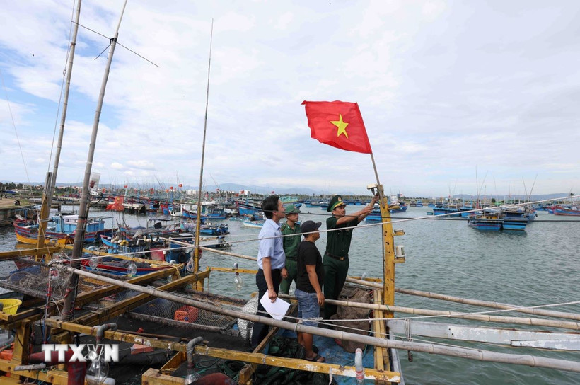 Lực lượng Bộ đội Biên phòng kiểm tra thiết bị giám sát hành trình khai thác thủy sản trên tàu cá trước khi ra khơi. (Ảnh: Vũ Sinh/TTXVN)