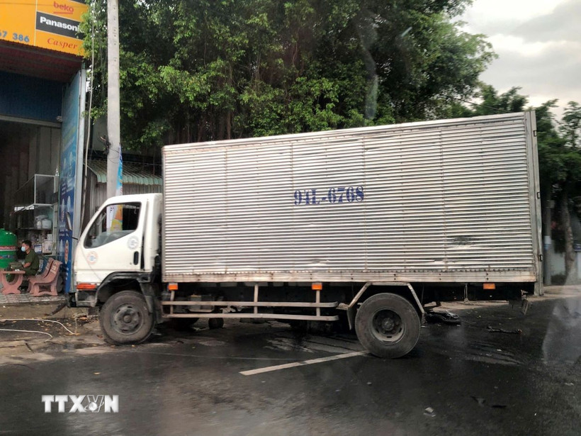 Xe ôtô gây tai nạn tại hiện trường. (Ảnh: TTXVN phát)