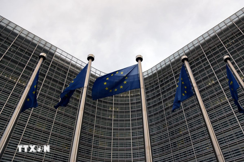 Cờ Liên minh châu Âu tại Brussels, Bỉ. (Ảnh: THX/TTXVN)