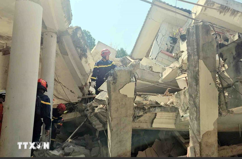 Lực lượng Cứu nạn, cứu hộ Bộ Công an thực hiện nhiệm vụ khắc phục hậu quả trận động đất tại thị trấn Zabuthari, Thủ đô Nay Pyi Taw, Myanmar. (Ảnh: TTXVN phát)