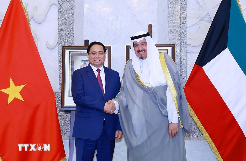 Premiärminister Pham Minh Chinh för samtal med Kuwaits premiärminister Sheikh Ahmad Abdullah Al-Ahmad Al Sabah. (Foto: Duong Giang/VNA)