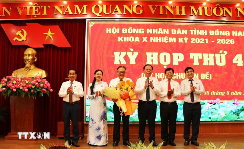 Lãnh đạo tỉnh Đồng Nai chúc mừng ông Nguyễn Kim Long được bầu giữ chức Phó Chủ tịch Ủy ban Nhân dân tỉnh. (Ảnh: Sỹ Tuyên/TTXVN)