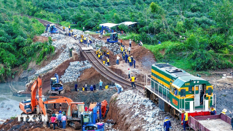 Ngành đường sắt huy động hàng trăm công nhân khắc phục sự cố sạt lở đường sắt qua tỉnh Đắk Lắk. (Ảnh: Tường Quân/TTXVN)