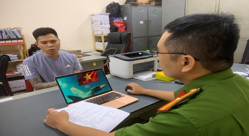 Đối tượng Nguyễn Quốc Hùng khai nhận hành vi phạm tội tại Cơ quan Cảnh sát điều tra. (Nguồn: Công an Đồng Nai)