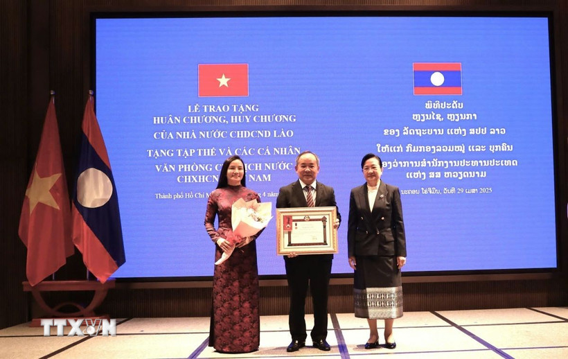 Văn phòng Chủ tịch nước Việt Nam vinh dự nhận Huân chương Lao động Hạng I của Nhà nước Lào. (Ảnh: TTXVN phát)