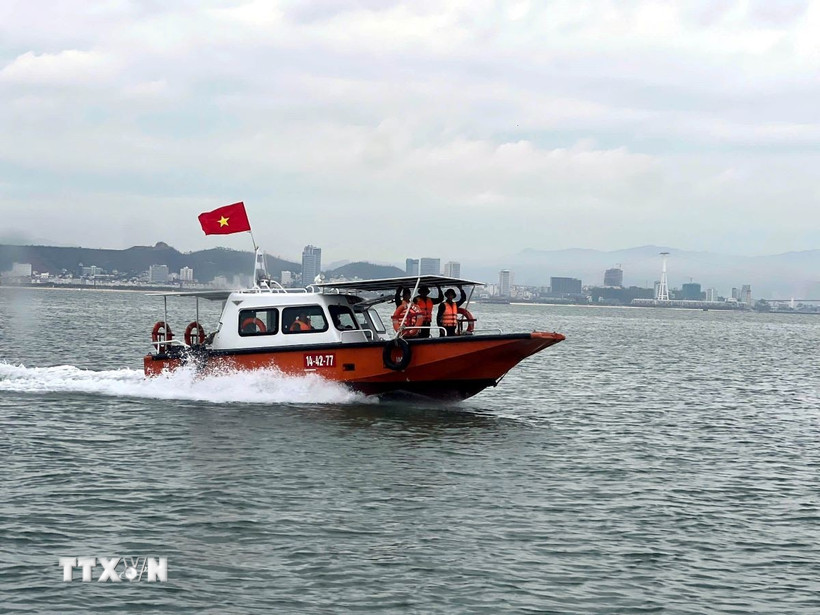Các xuồng của Bộ Chỉ huy Quân sự tỉnh Quảng Ninh tuần tra trên vịnh Hạ Long. (Ảnh: TTXVN phát)