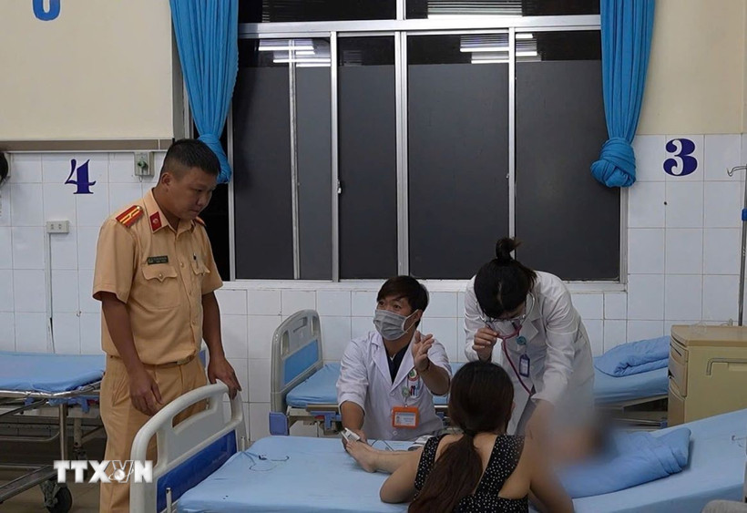 Thiếu tá Dương Đình Nghĩa tại phòng cấp cứu Bệnh viện Đa khoa tỉnh Lâm Đồng. (Ảnh: TTXVN phát)