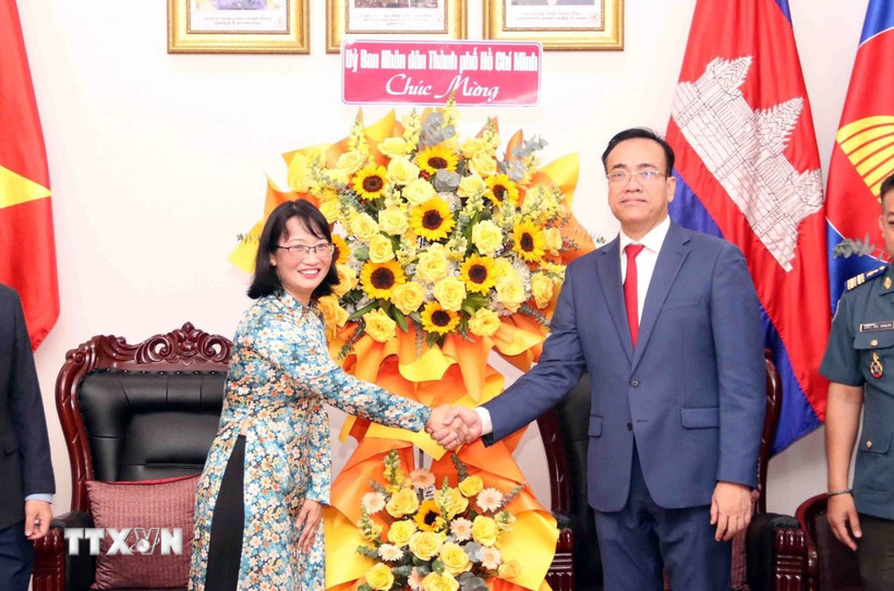 Bà Trần Thị Diệu Thúy, Phó Chủ tịch UBND Thành phố Hồ Chí Minh tặng hoa, chúc mừng cán bộ, nhân viên Tổng lãnh sự quán Campuchia tại Thành phố Hồ Chí Minh nhân Tết cổ truyền Chol Chnam Thmay năm 2025. (Ảnh: Xuân Khu/TTXVN)