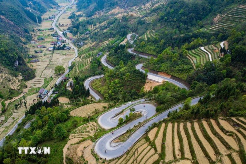 Dốc chín khoanh nằm trên Quốc lộ 4C hay "Con đường Hạnh Phúc." (Ảnh: Nam Thái/TTXVN)