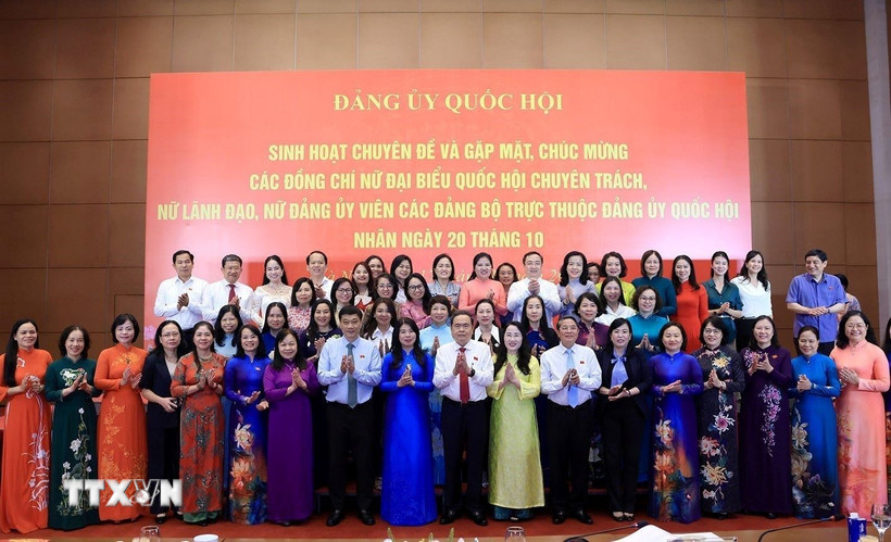 Chủ tịch Quốc hội Trần Thanh Mẫn chúc mừng các nữ đại biểu Quốc hội trực thuộc Đảng ủy Quốc hội. (Ảnh: Tuấn Anh/TTXVN)