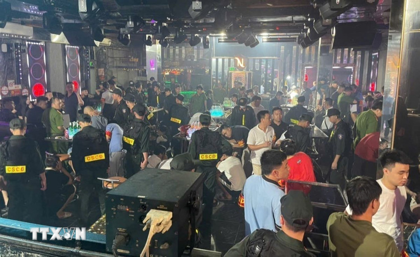 Lực lượng chức năng kiểm tra cơ sở kinh doanh dịch vụ bar New Style Club tại phường Thái Bình, tỉnh Hưng Yên. (Ảnh: TTXVN phát)