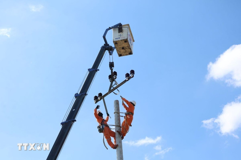 74,78% khách hàng ở miền Trung-Tây Nguyên được cấp điện trở lại sau ngập lụt. (Ảnh: Hải Âu/TTXVN)