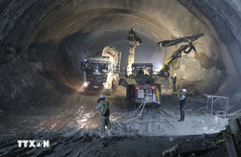 Thi công bên trong ống hầm số 3 thuộc gói thầu XL3 cao tốc Quảng Ngãi-Hoài Nhơn. (Ảnh: Phạm Cường/TTXVN)