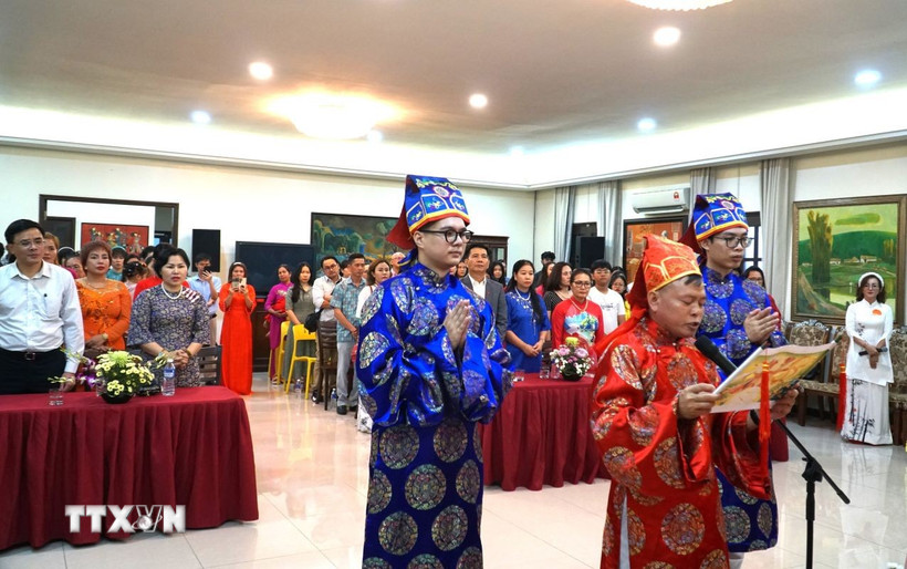 Ông Nguyễn Quốc Hoàng, Phó chủ tịch Hiệp hội hữu nghị Malaysia-Việt Nam chủ trì Lễ tế và dâng hương (áo dài đỏ). (Ảnh: Hằng Linh/TTXVN)